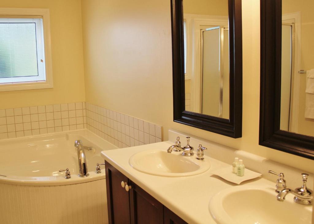 Highlands Four Season Resort Calabogie Room photo
