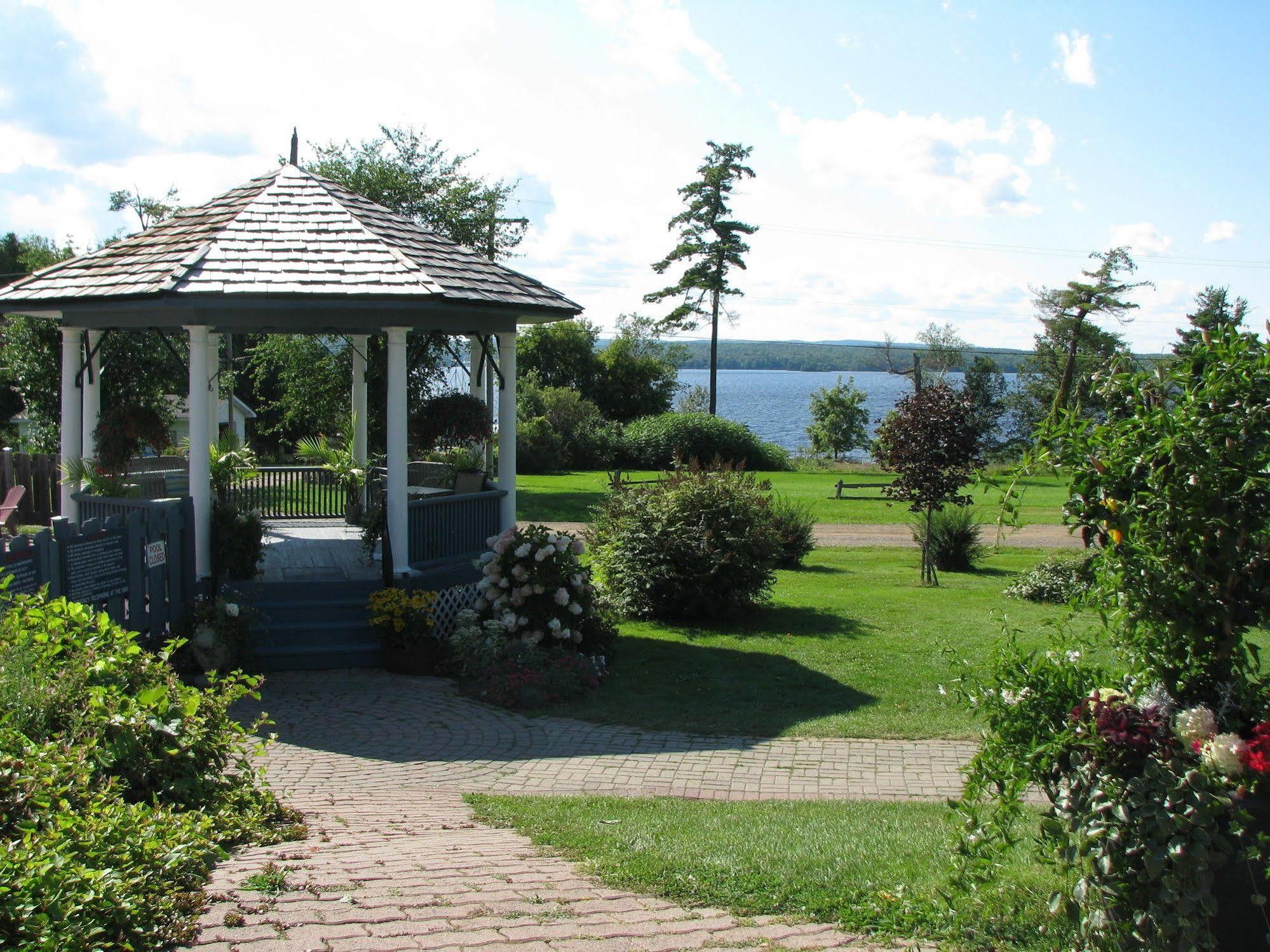 Highlands Four Season Resort Calabogie Exterior photo